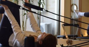 姿勢改善を目的としたパーソナルトレーニングの様子