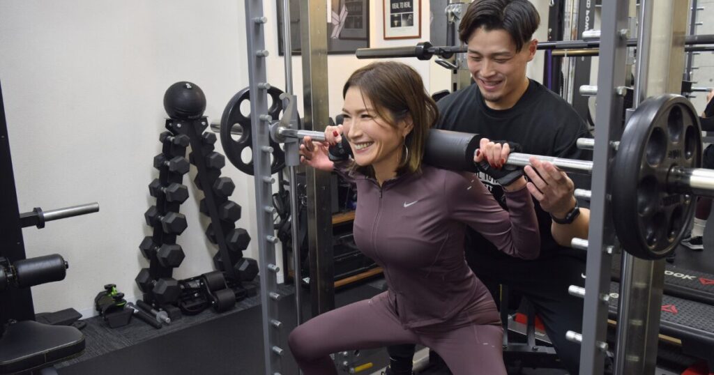 富山市の完全個室パーソナルジムTTT personal studioでのマンツーマントレーニング風景