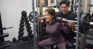 富山市の完全個室パーソナルジムTTT personal studioでのマンツーマントレーニング風景