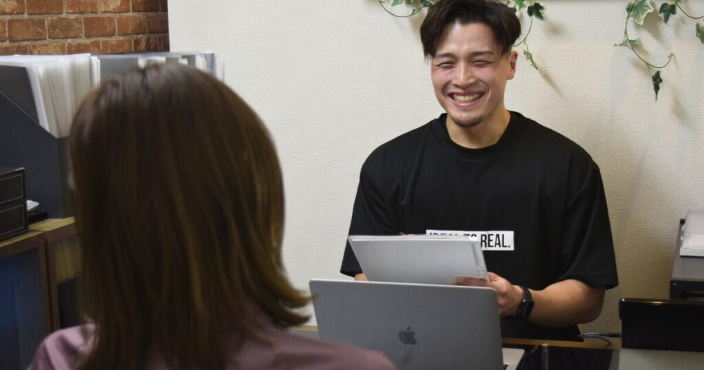 体調や悩みを丁寧にヒアリングするパーソナルトレーニングのカウンセリング風景