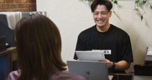 体調や悩みを丁寧にヒアリングするパーソナルトレーニングのカウンセリング風景