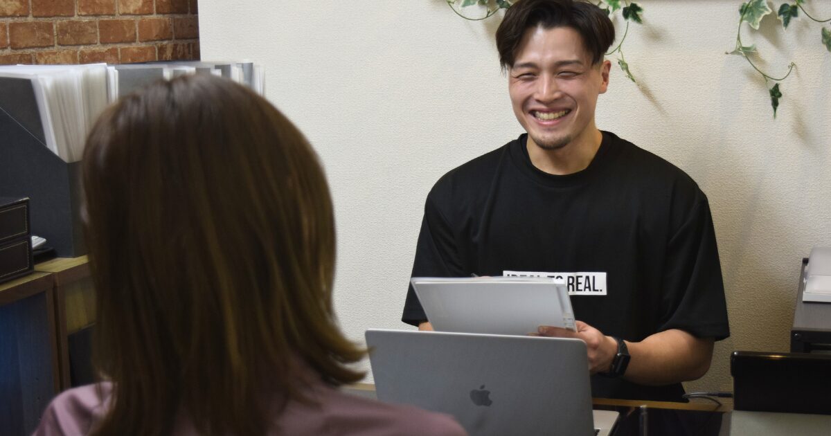 体調や悩みを丁寧にヒアリングするパーソナルトレーニングのカウンセリング風景